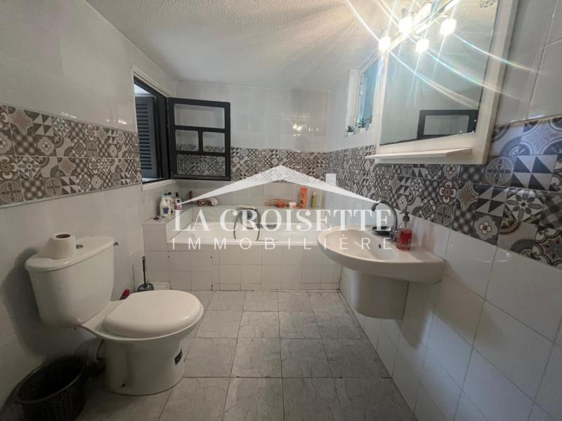Rez-de-chaussée de villa meublé S+3 avec piscine à Gammarth  
